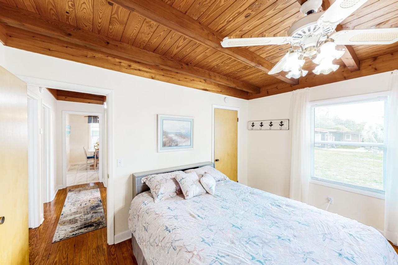 Ginny'S Coastal Cottage Oak Island Exteriör bild