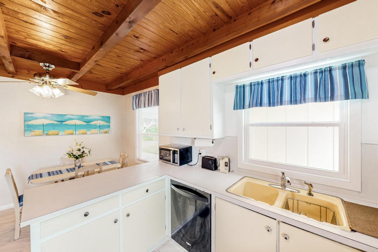 Ginny'S Coastal Cottage Oak Island Exteriör bild