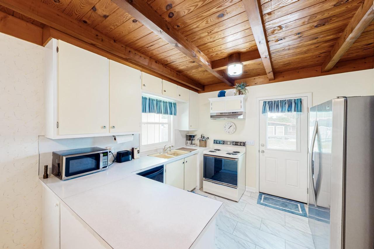 Ginny'S Coastal Cottage Oak Island Exteriör bild