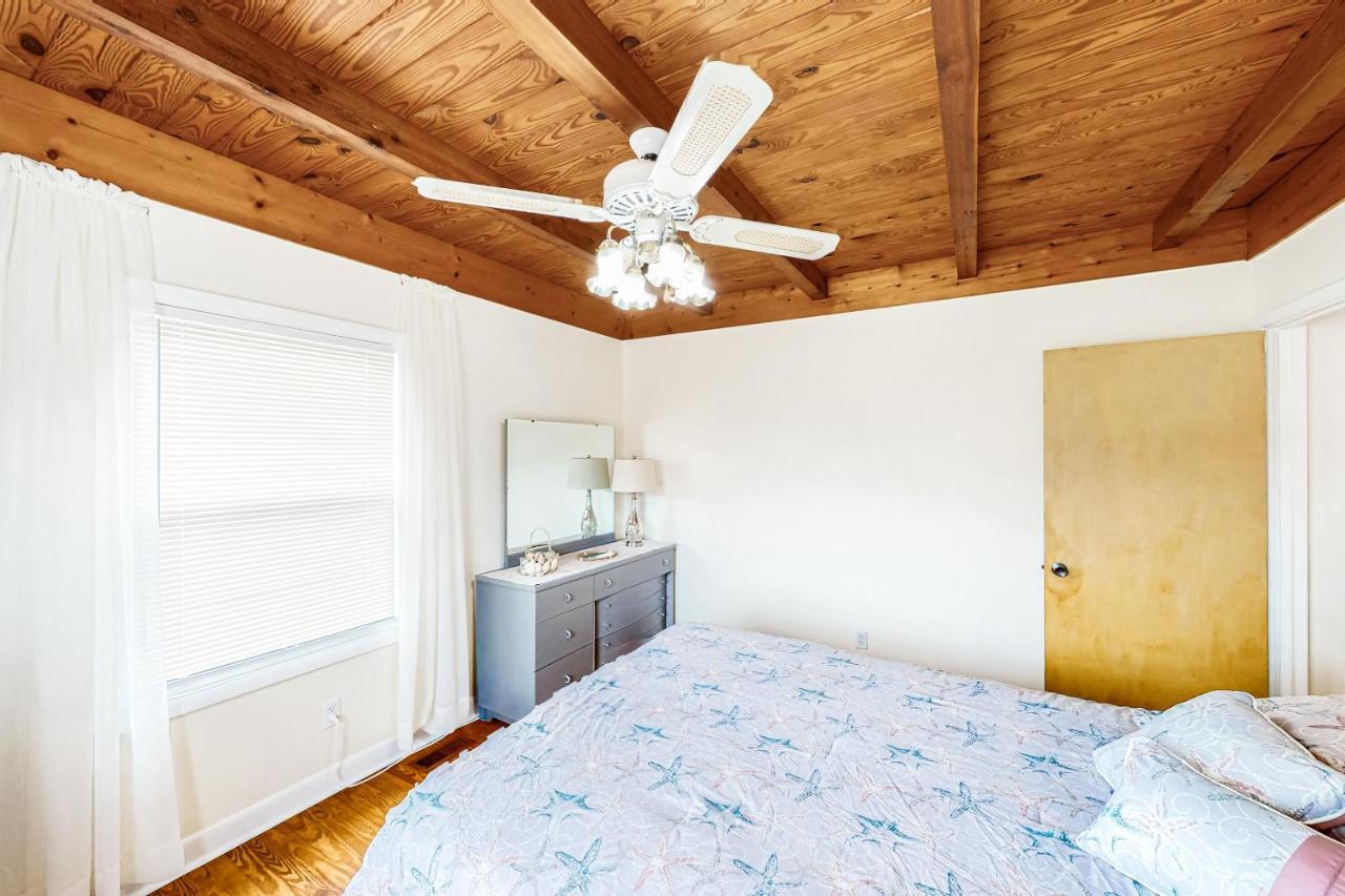 Ginny'S Coastal Cottage Oak Island Exteriör bild